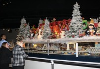 trains with adults cincinnati museum center gets duke trains for holiday train exhibit