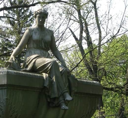 springgroveladystatue