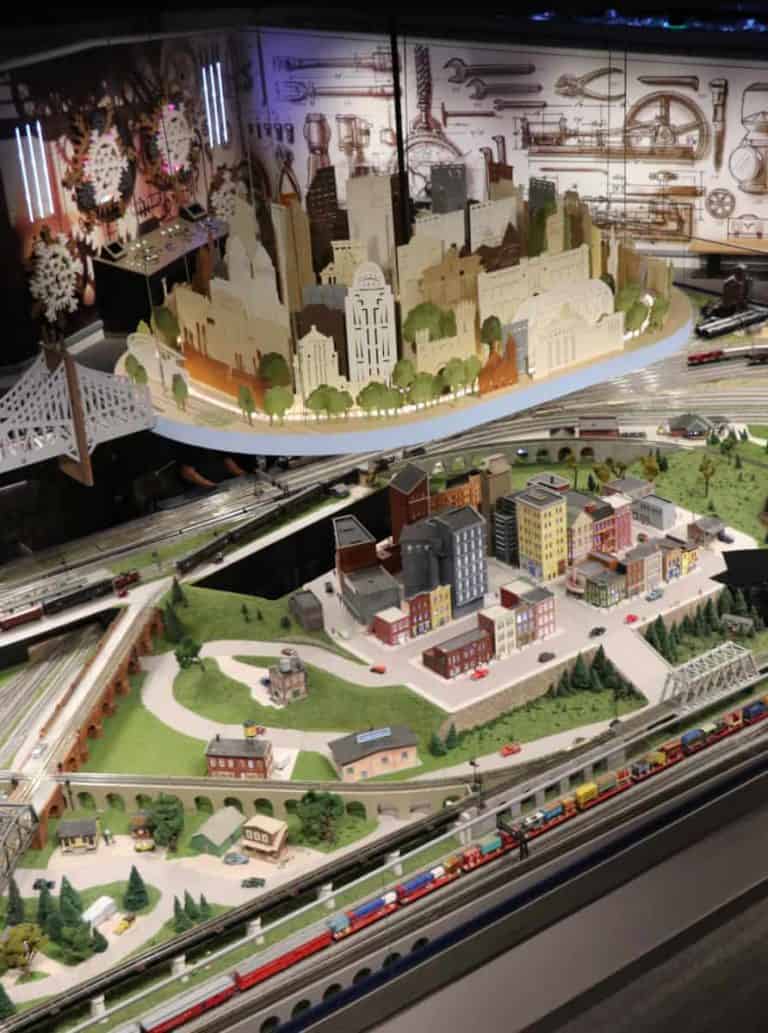 Experience the Holiday Trains at Cincinnati Museum Center {2019}