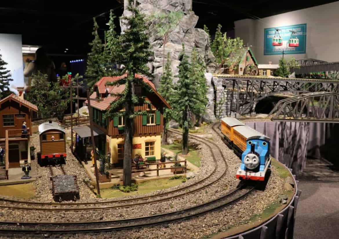 Experience the Holiday Trains at Cincinnati Museum Center 2019