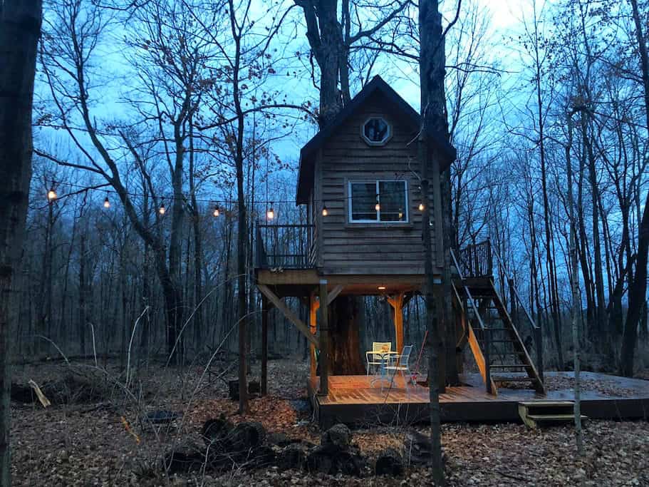 Treehouse Getaway, un alquiler de Airbnb en Xenia Ohio