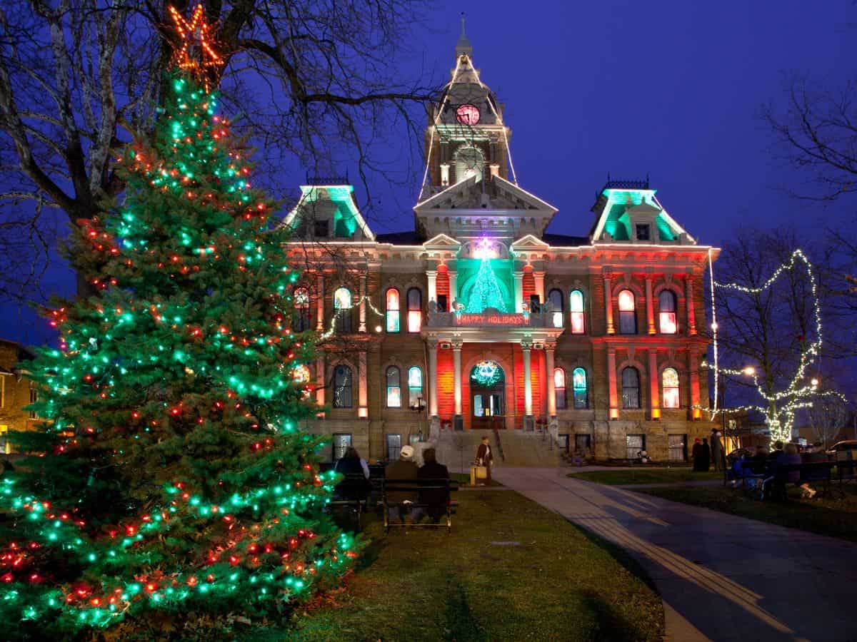 Christmas Towns in Ohio featured image, courthouse and tree located in Cambridge