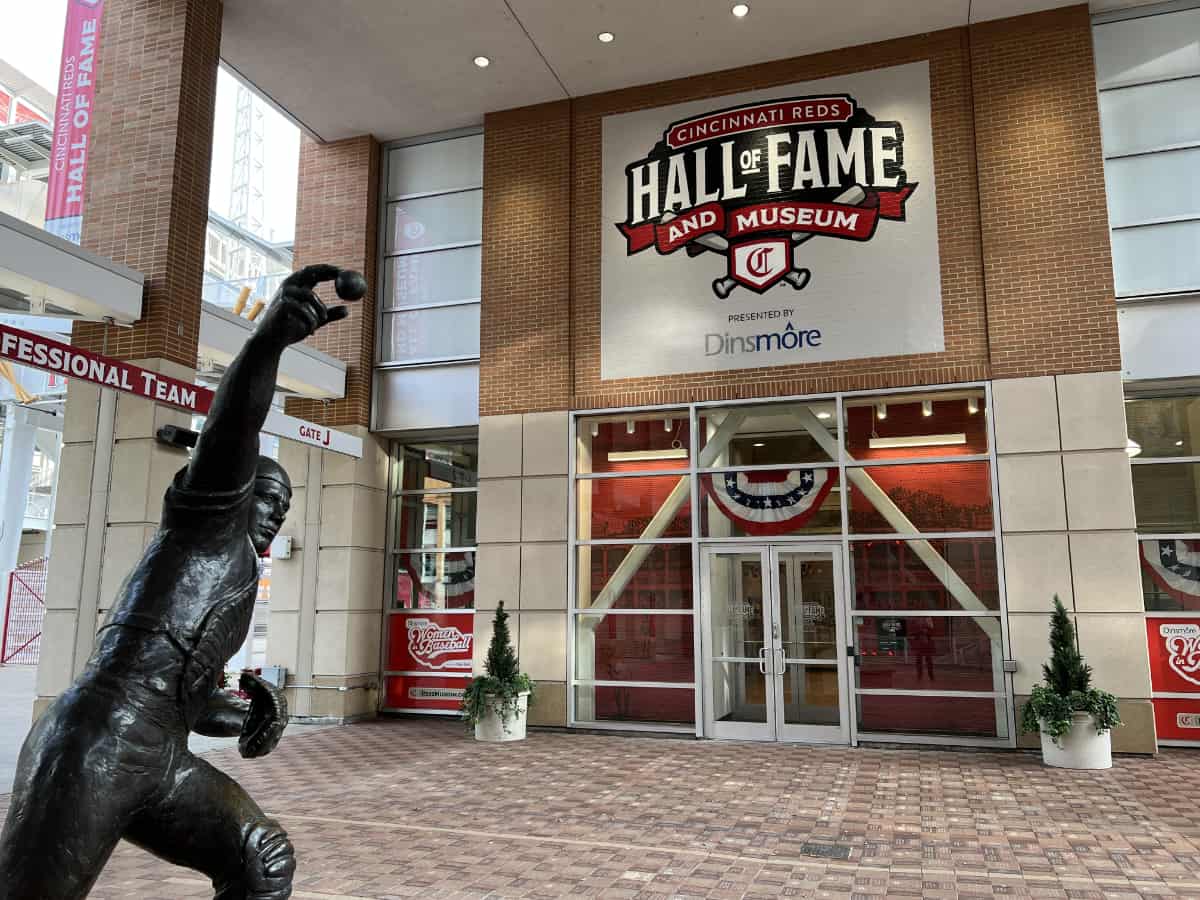 Entrance to the Cincinnati Reds Hall of Fame Museum and a statue of Johnny Bench