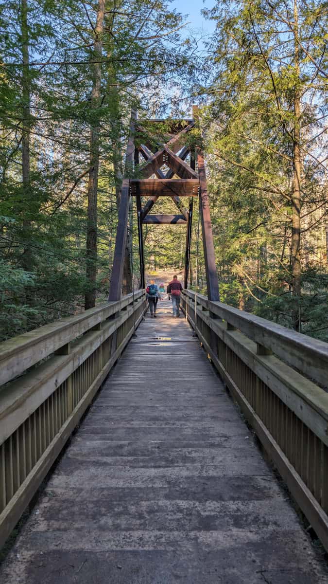 A wooden bridge and path to the trails at Hocking Hills